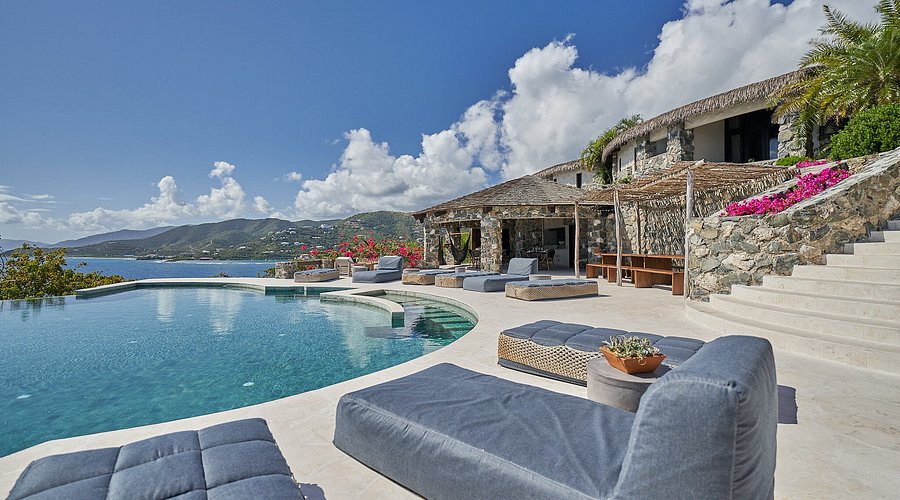 Ocean-facing conversation by the cliffside pool